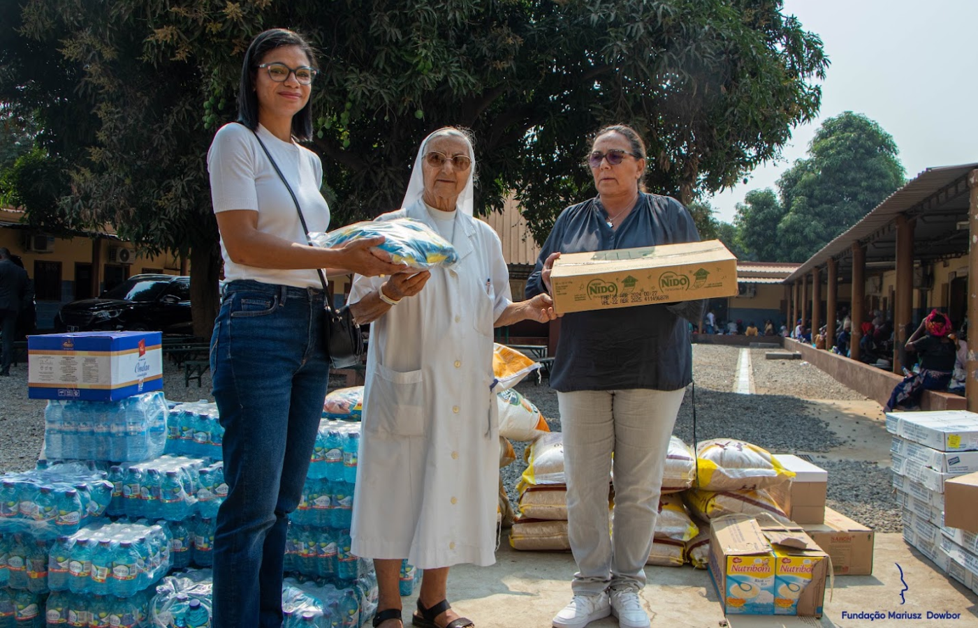 Fundação Mariusz Dowbor entrega donativos no Centro de Nutrição Boa Nova de Viana.